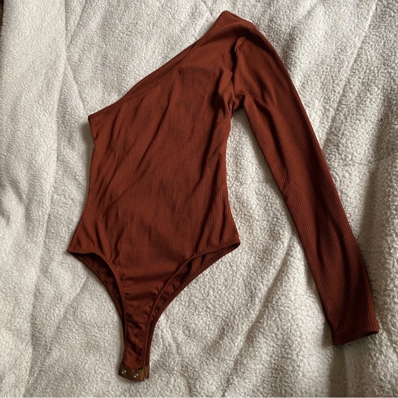 Cutout one sleeve body suit - Picture 2 of 5